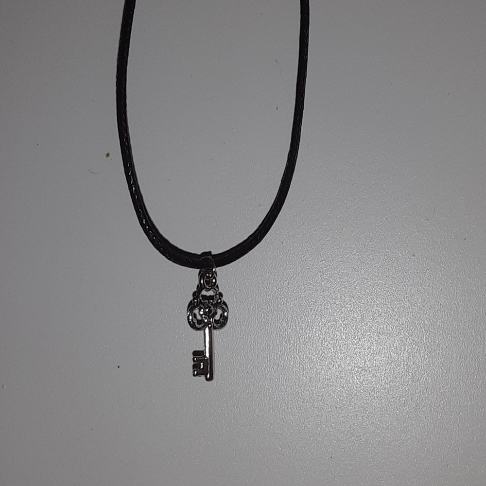 🗝Key Charm Necklace🗝 - Picture 2 of 5